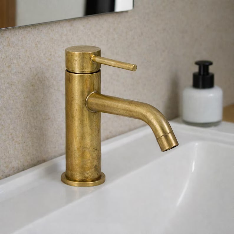 Berlin single-hole brass bathroom faucet detail