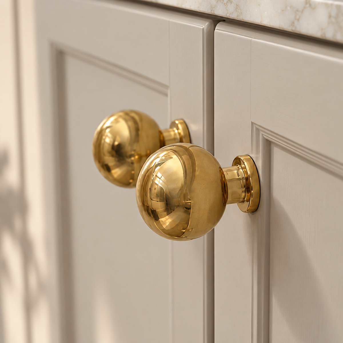 Snyder round knob in unlacquered brass