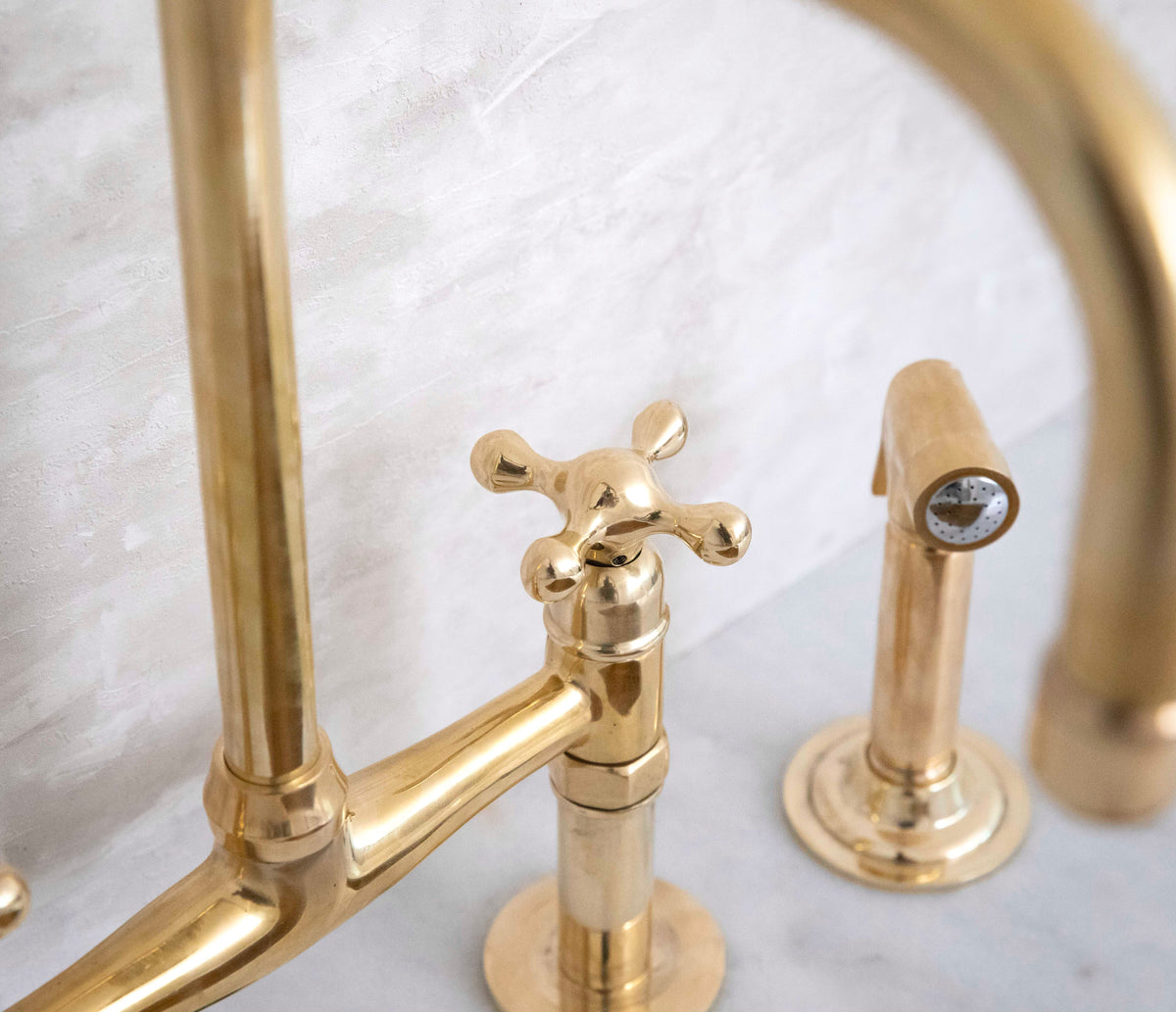 Seven bridge faucet in unlacquered solid brass