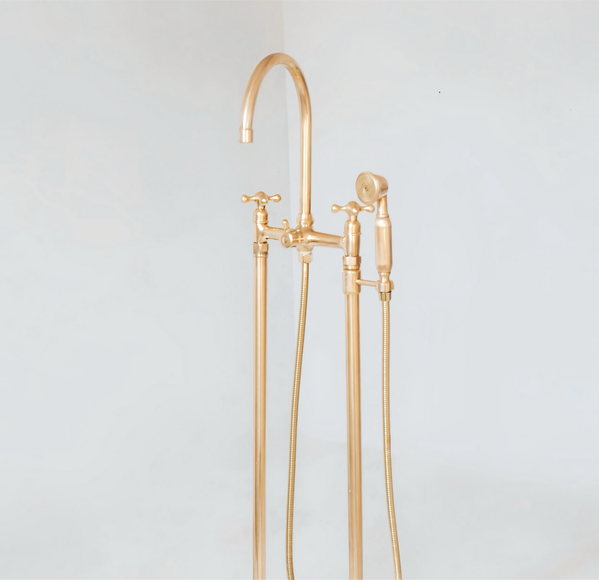 Solid brass freestanding tub filler for bathtubs