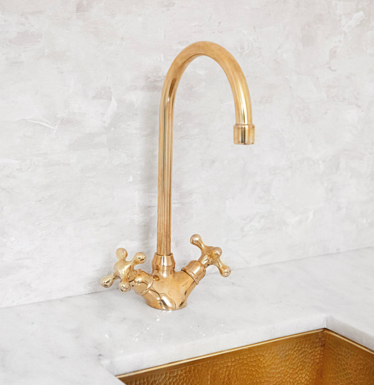 Wenston single hole faucet in unlacquered brass
